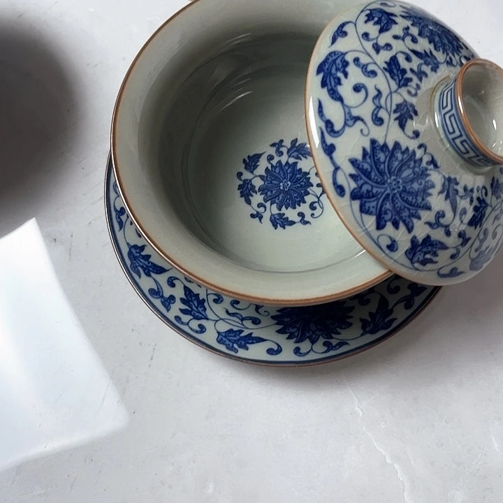 青花缠枝莲元宝盖碗