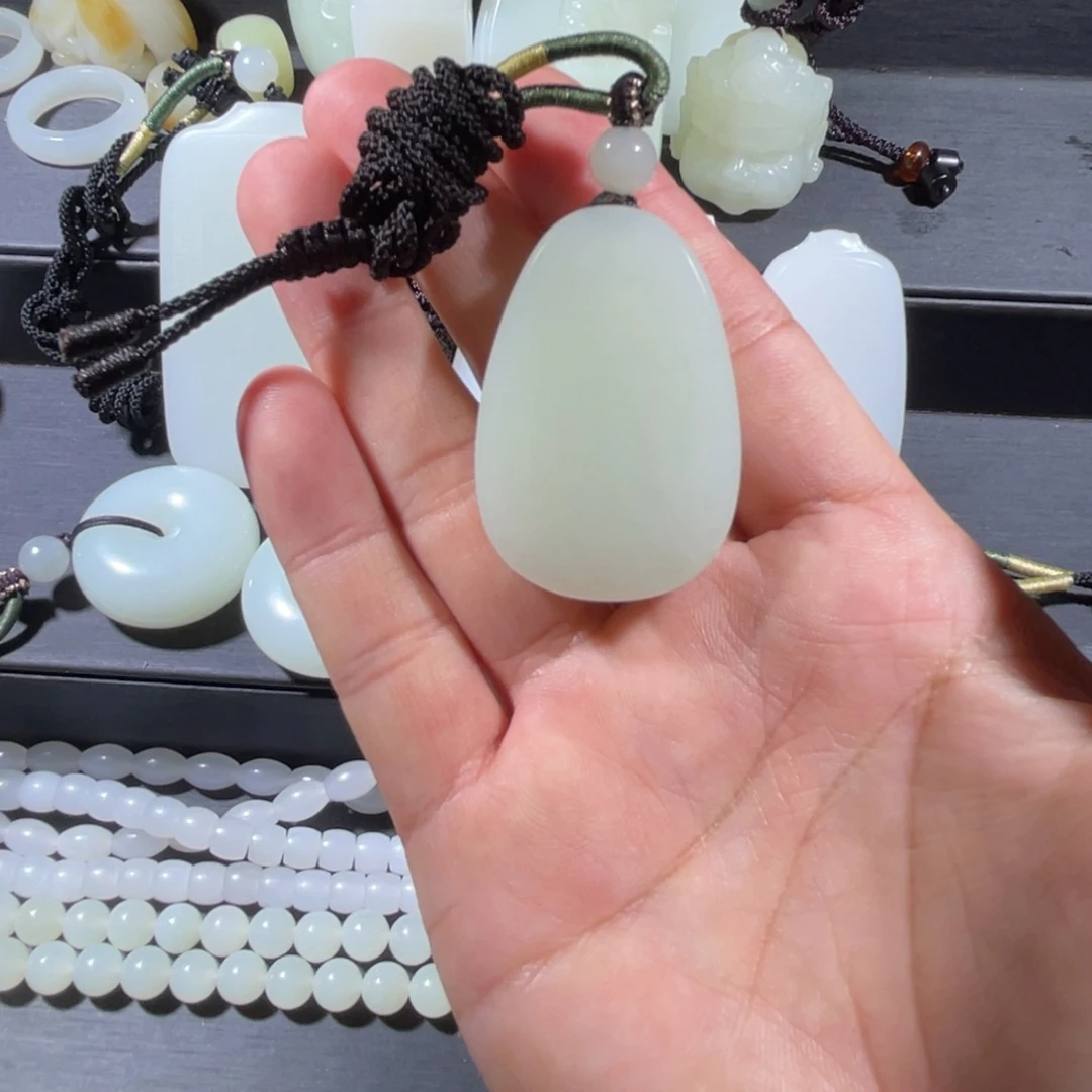 和田玉未镶嵌颈饰无事牌