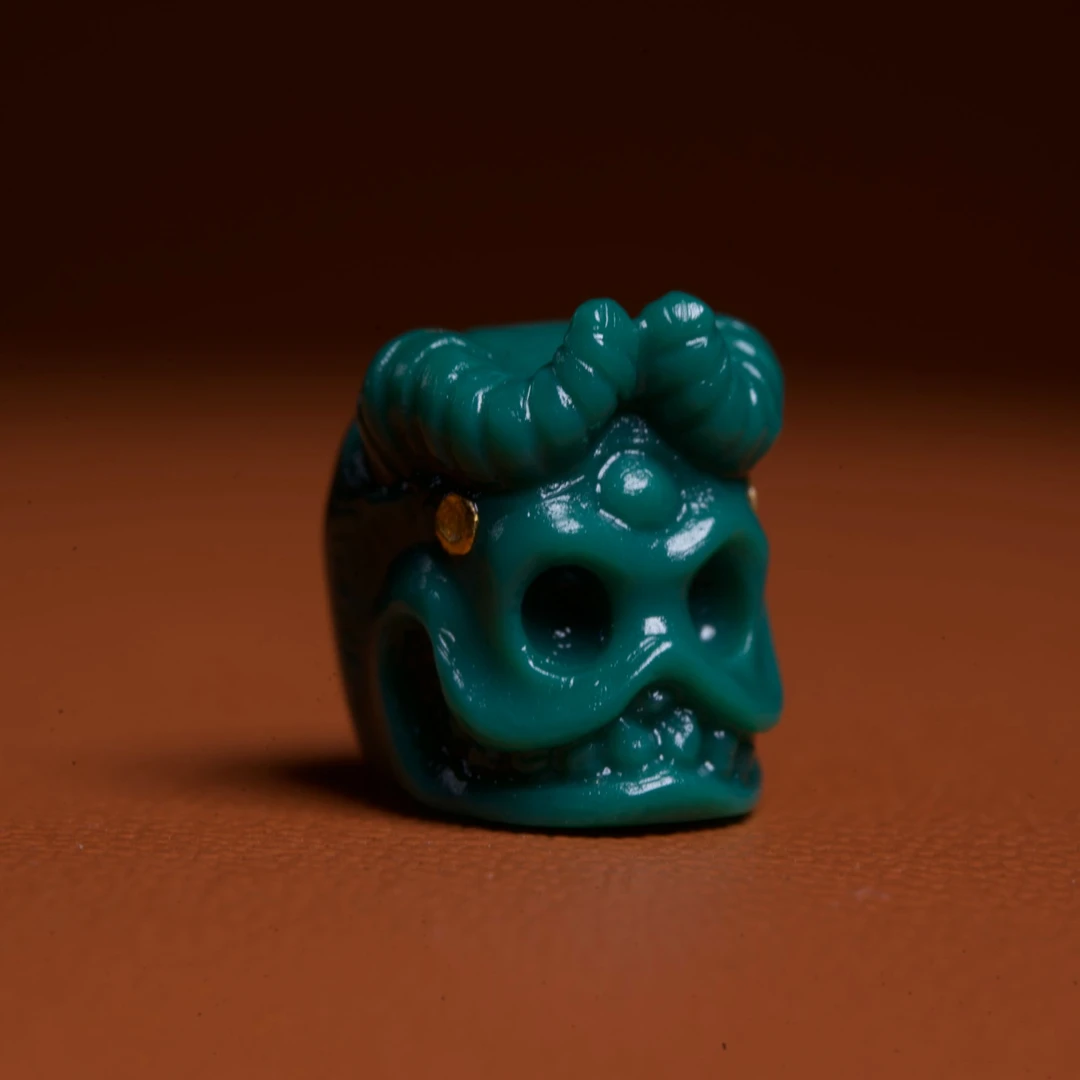 天然原矿绿松石雕刻件尺寸：9*8.5mm
