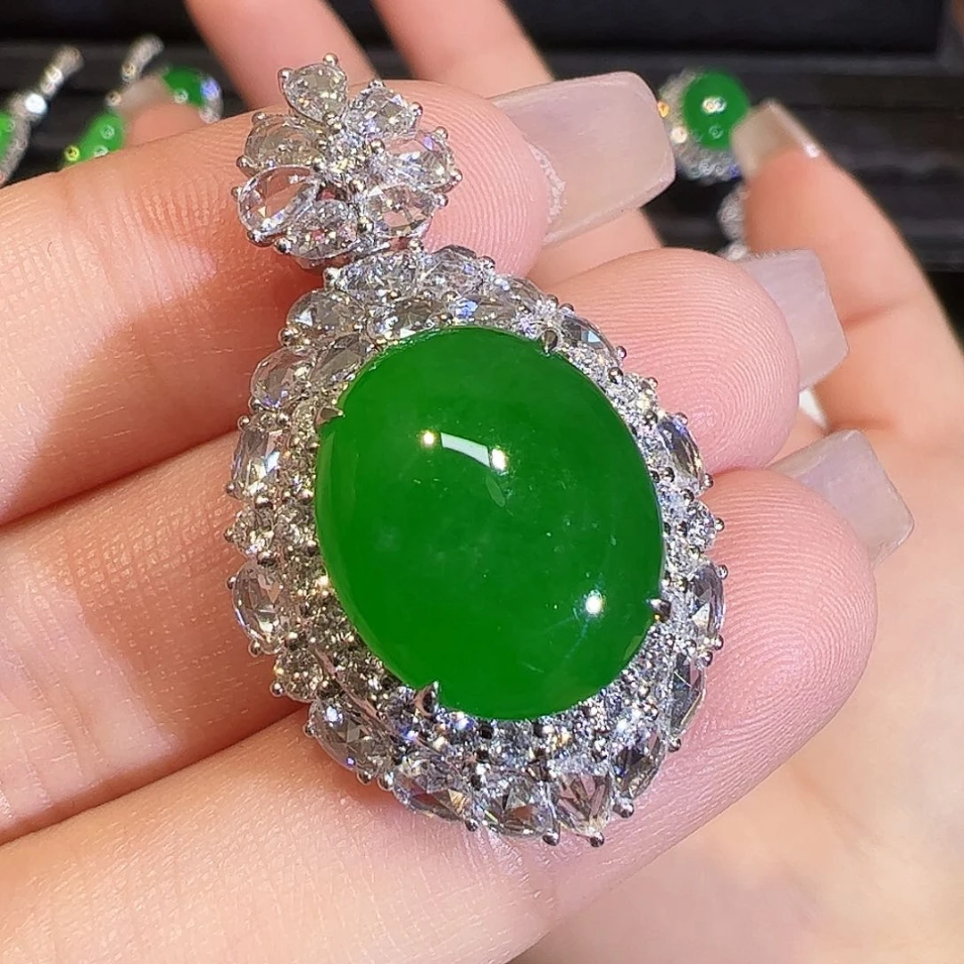 翡翠颈饰18K金镶嵌蛋面