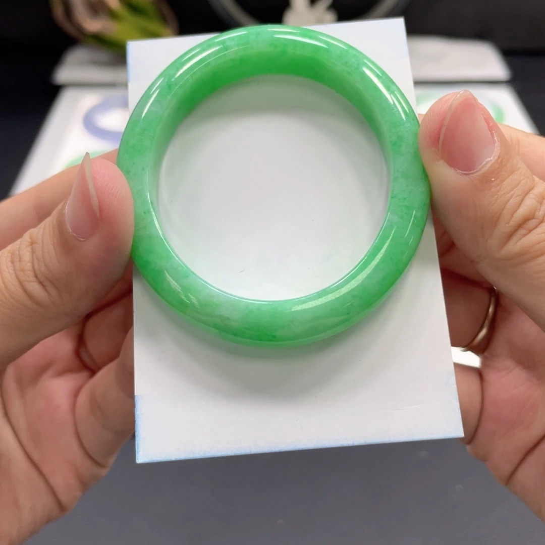 翡翠手镯未镶嵌翡翠