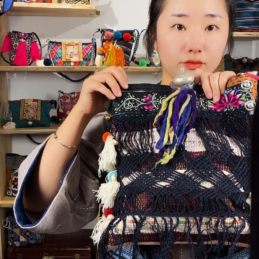 织绣手工制作斜挎包