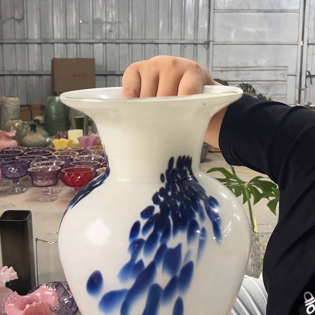 青花瓷花瓶洒金工艺