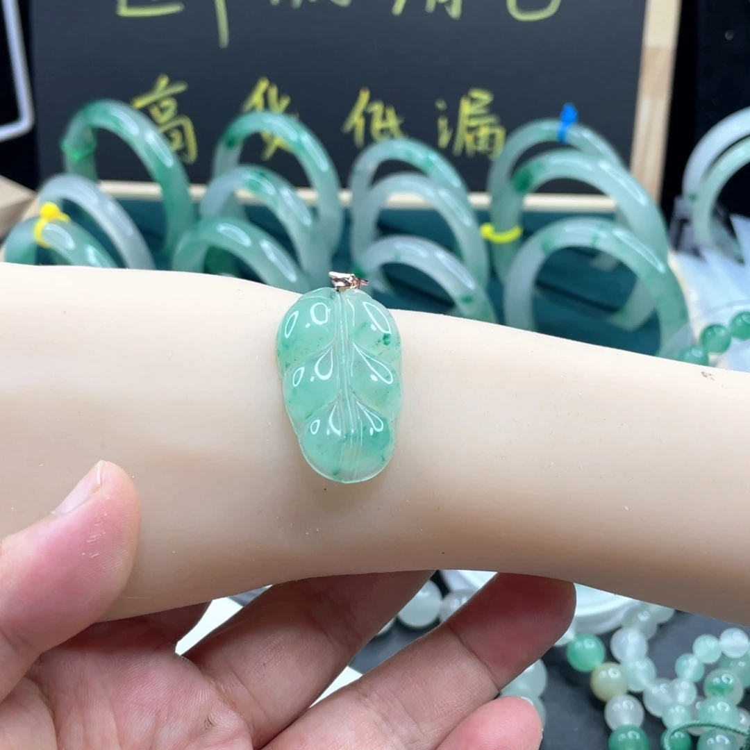 颈饰未镶嵌石英质玉
