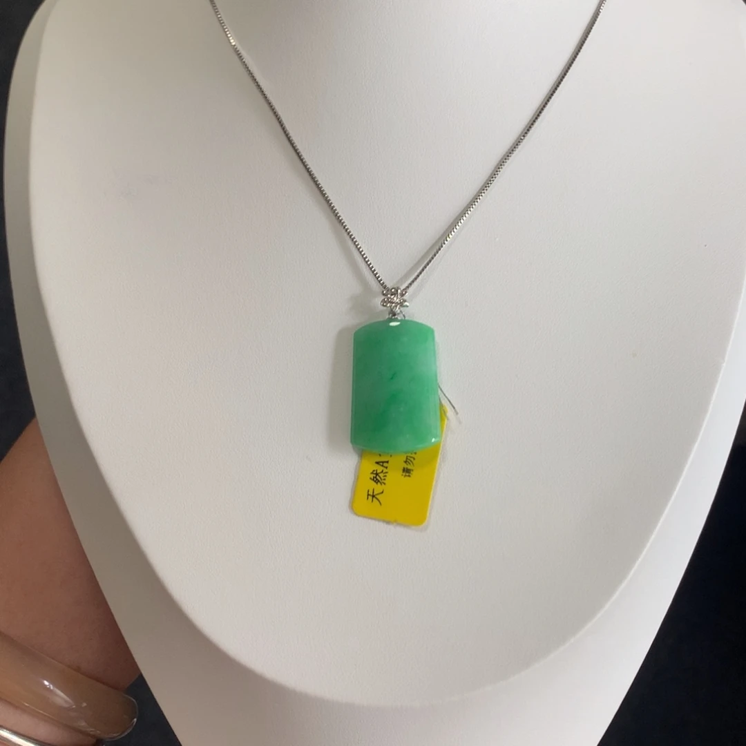 颈饰足金镶嵌翡翠