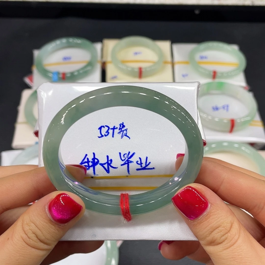 翡翠手镯未镶嵌刚**王缅甸天然翡翠手镯