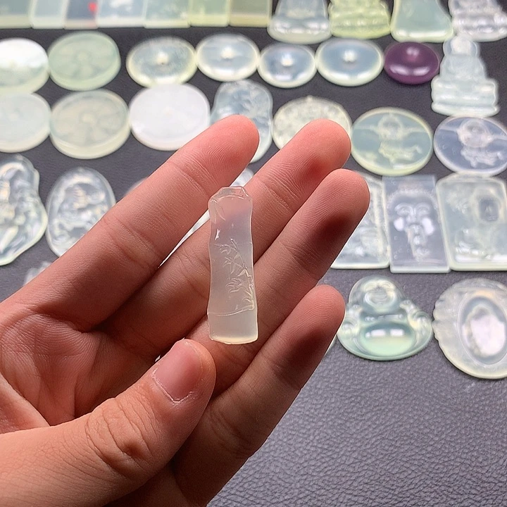 未镶嵌岫玉颈饰竹子