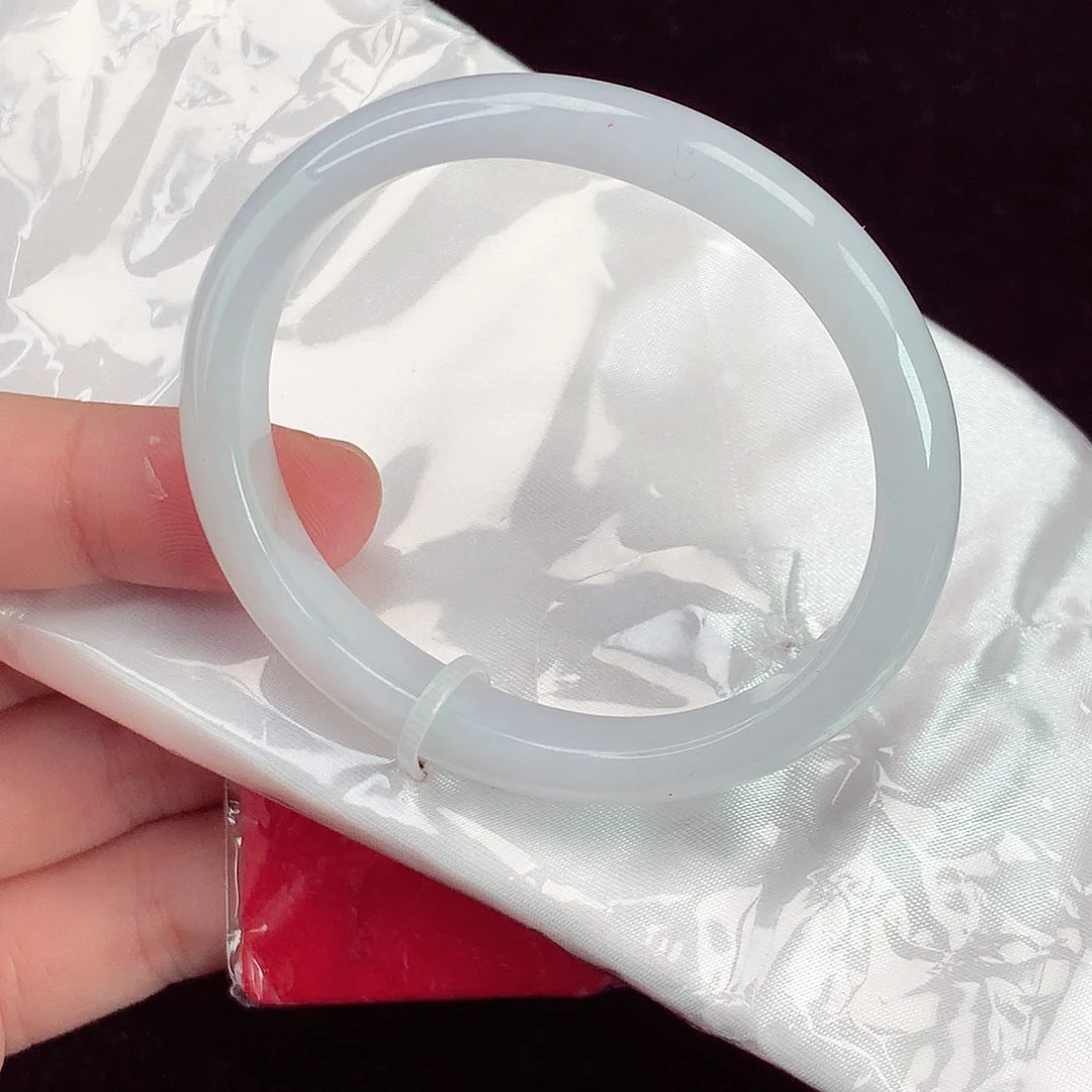 翡翠手镯未镶嵌翡翠