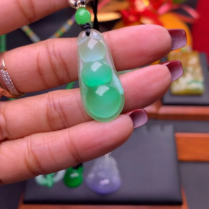 翡翠颈饰未镶嵌豆子