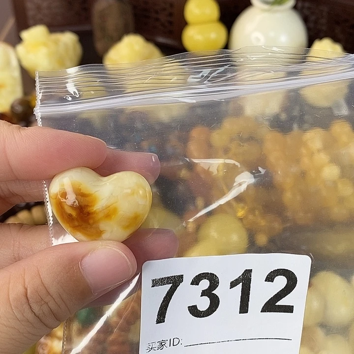 蜜蜡未镶嵌珠宝奇石