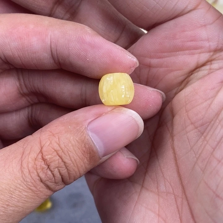 琥珀裸石未镶嵌风****?琥珀蜜蜡