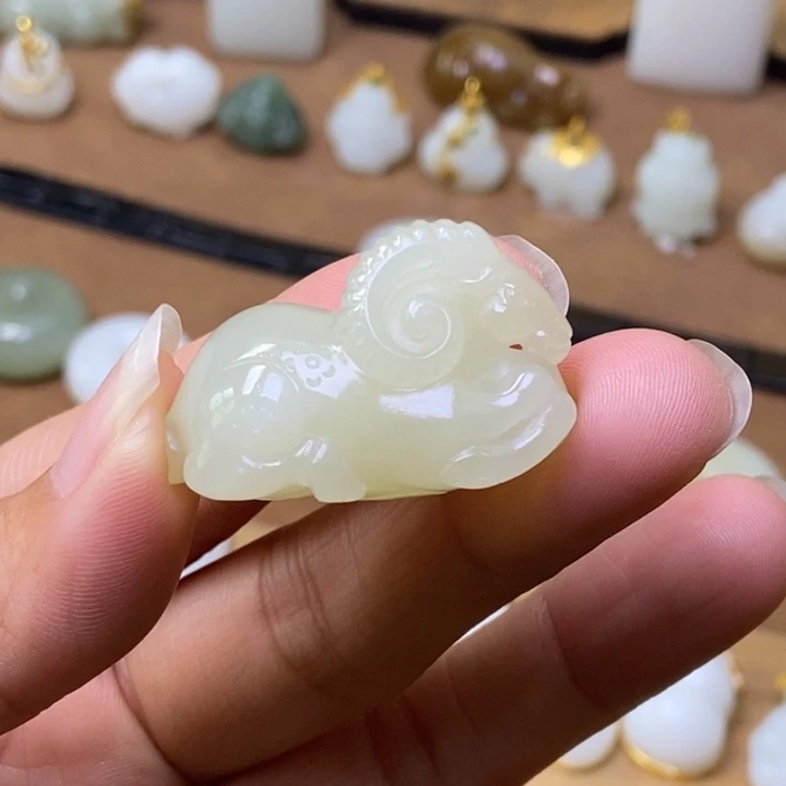 和田玉未镶嵌颈饰黄玉生肖羊吊坠