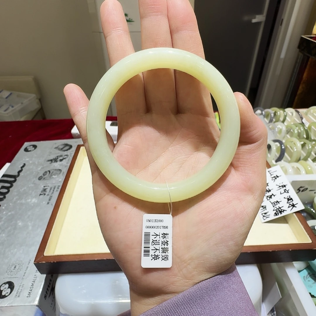 胡***兜和田玉未镶嵌手镯231