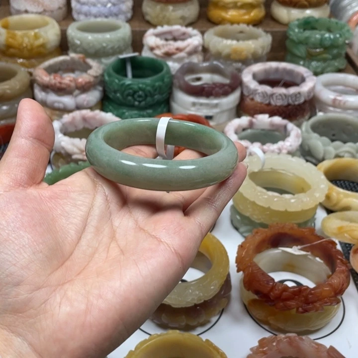 性***螂石英岩玉手镯未镶嵌