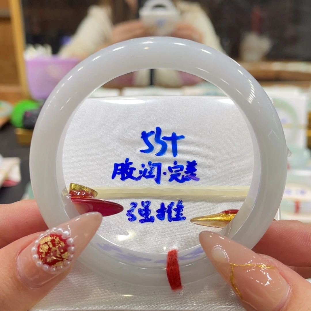 翡翠手镯未镶嵌翡翠