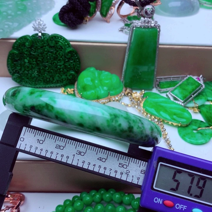 翡翠手镯未镶嵌手镯