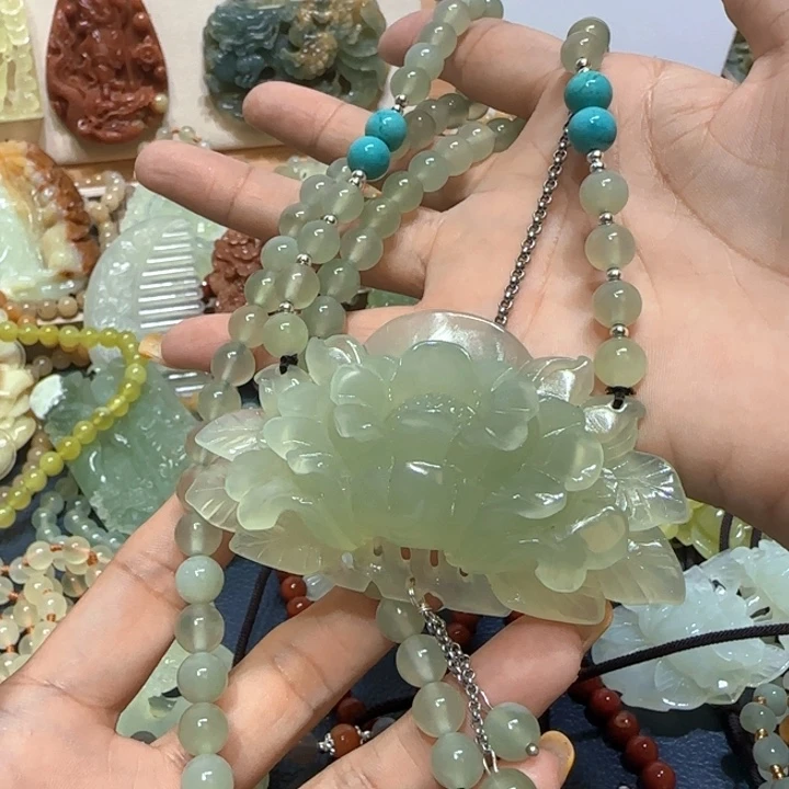合金蛇纹石玉吊坠艳