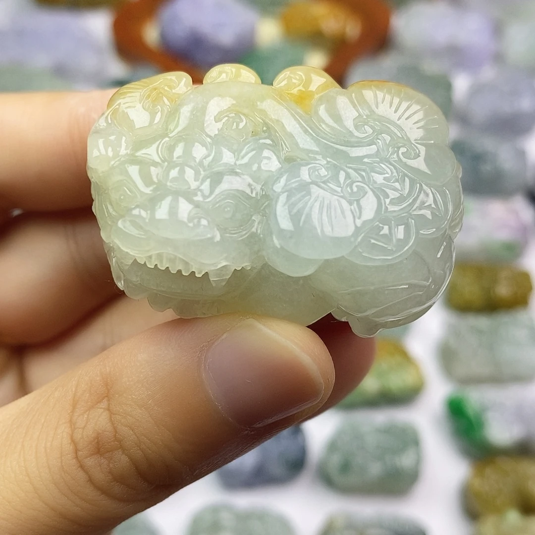 翡翠未镶嵌颈饰貔貅