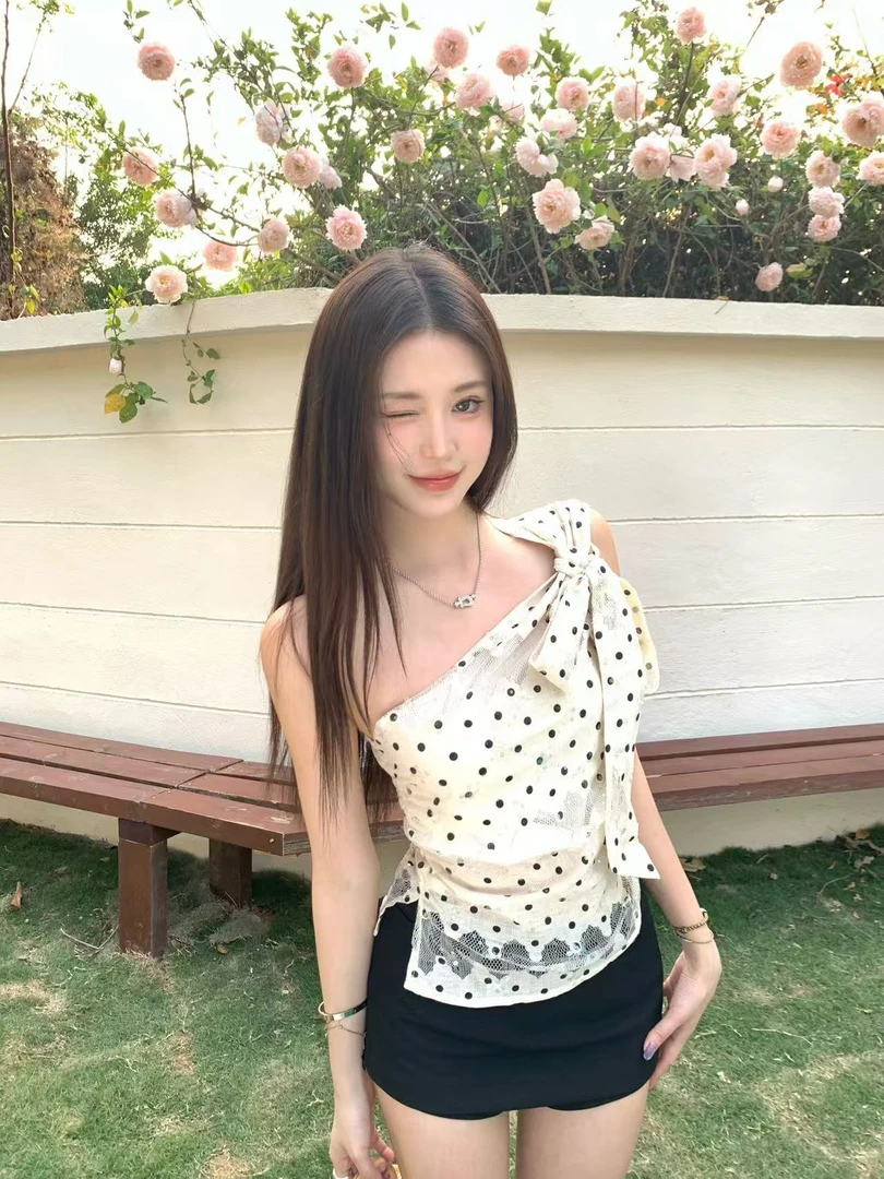 不冷BULENG 波点蝴蝶结拼蕾丝女收腰斜肩纯欲上衣