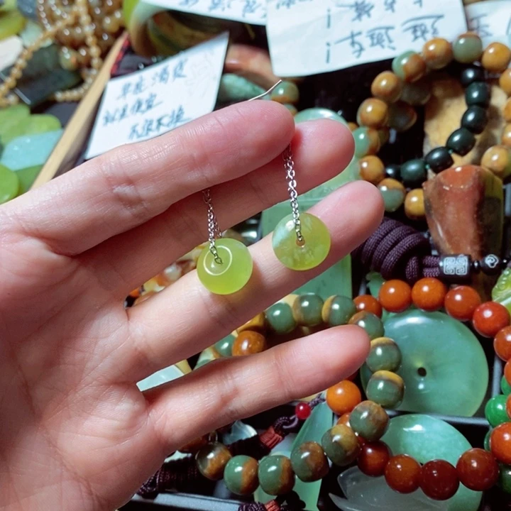 蛇纹石玉颈饰未镶嵌