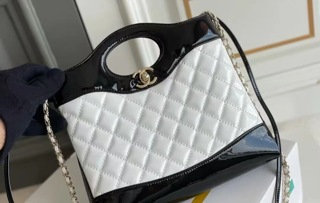 99新 Chanel/香奈儿 黑白金扣漆皮31bag mini 单肩包二店