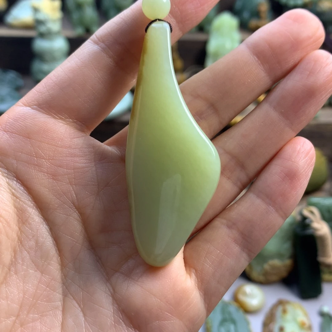 化***雨岫岩老玉（透闪石质玉）未镶嵌珠宝奇石