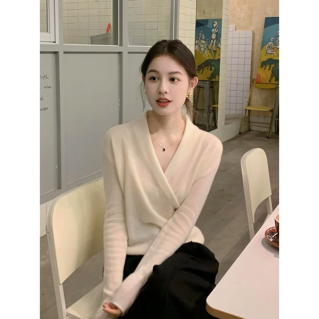 法式白色交叉V领针织打底衫女秋冬高级感气质内搭修身显瘦小上衣