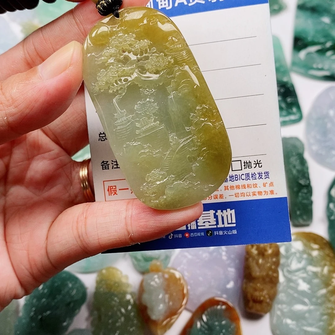 翡翠未镶嵌颈饰山水