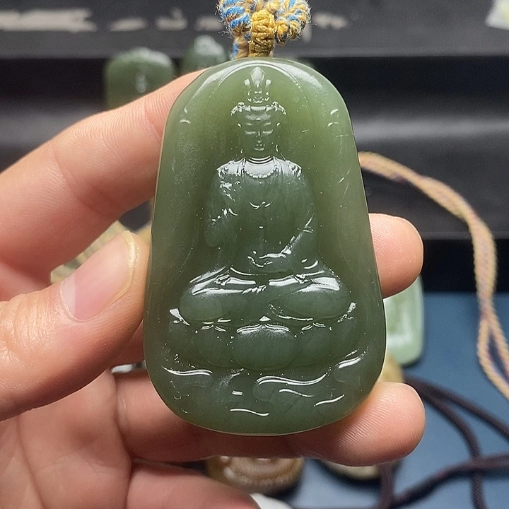 朱***林和田玉未镶嵌颈饰