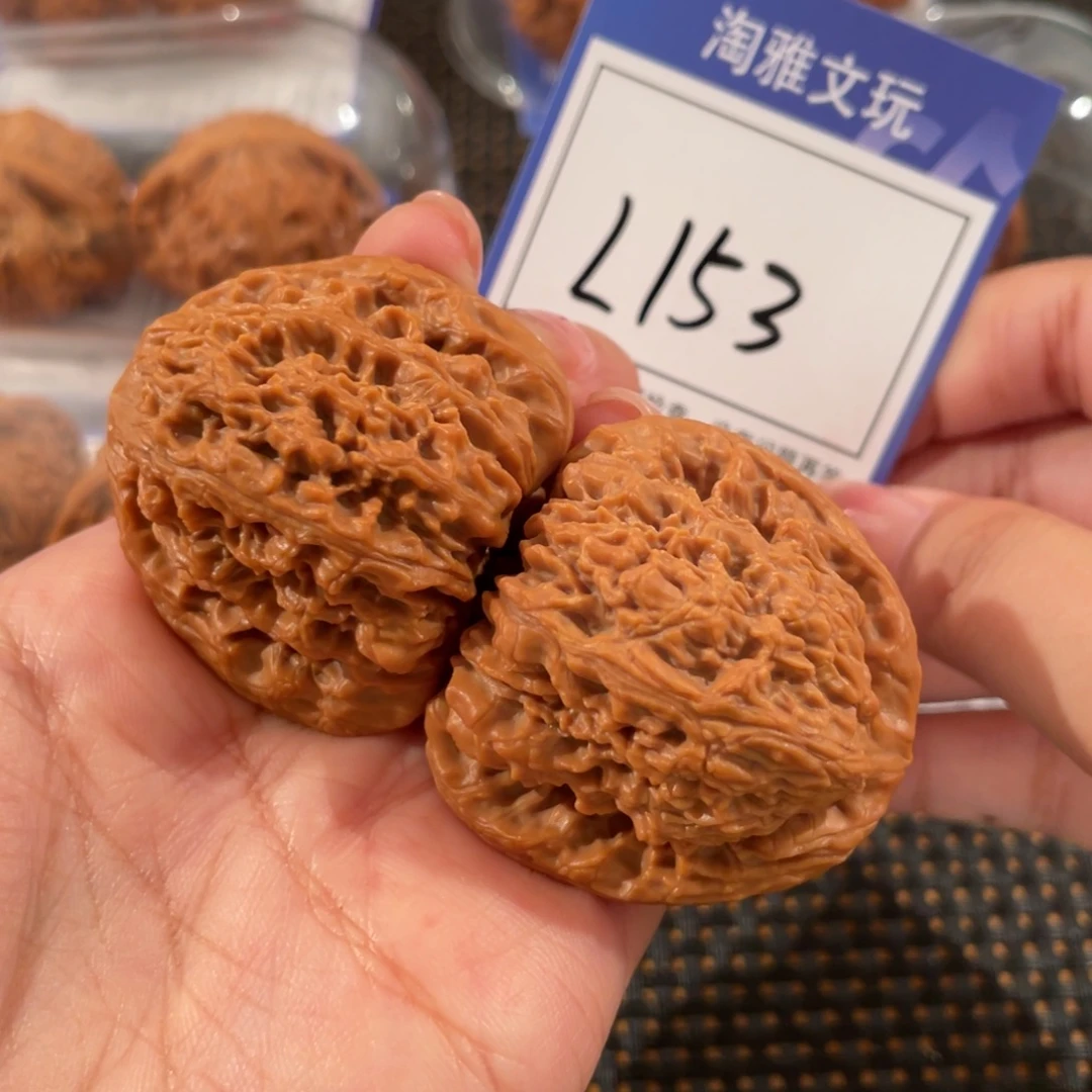 J***8文玩核桃把件L153  三角疆 42*