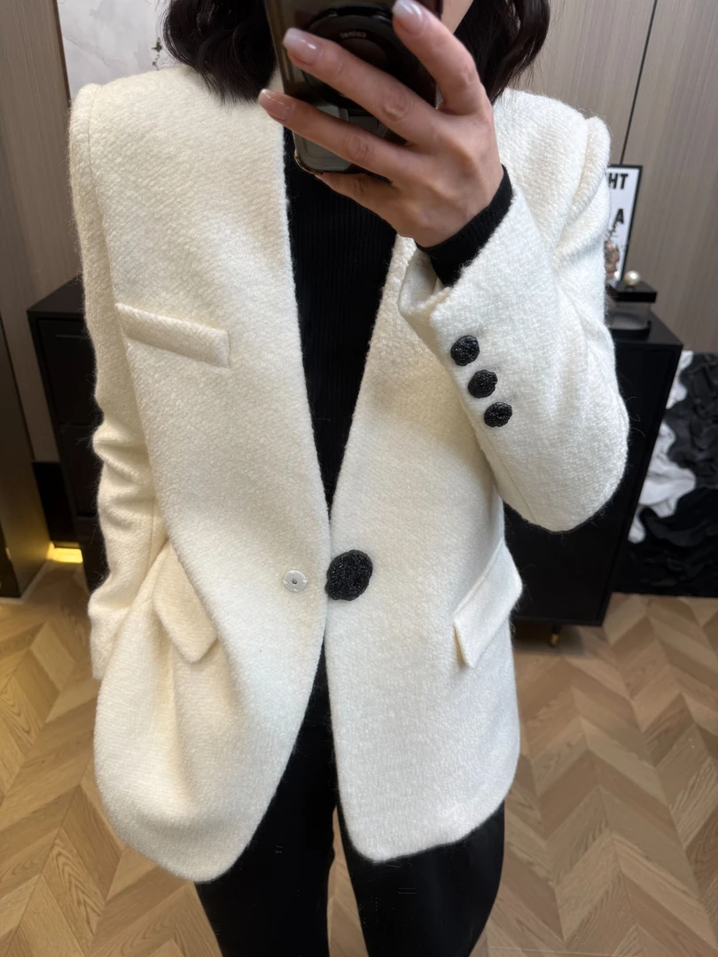 【艾米AMY-上衣】秋冬新款V领金属扣毛呢高雅挺阔有型西装外套25121