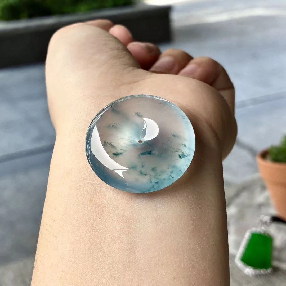 天然a货缅甸翡翠自然光尺寸31.6/7.4,玻璃种飘蓝花平安扣吊坠