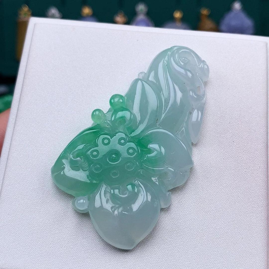 翡翠未镶嵌颈饰荷花