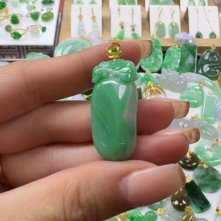 翡翠未镶嵌颈饰绿瓜