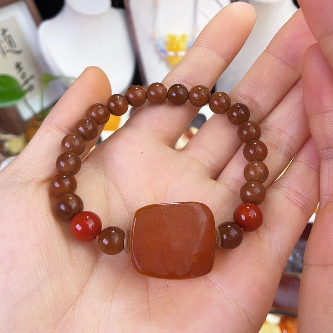 琥珀珠宝奇石未镶嵌。