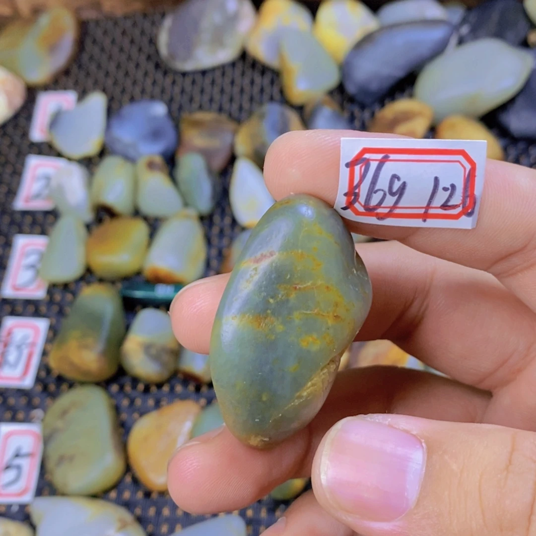 颈饰未镶嵌和田玉（糖玉）