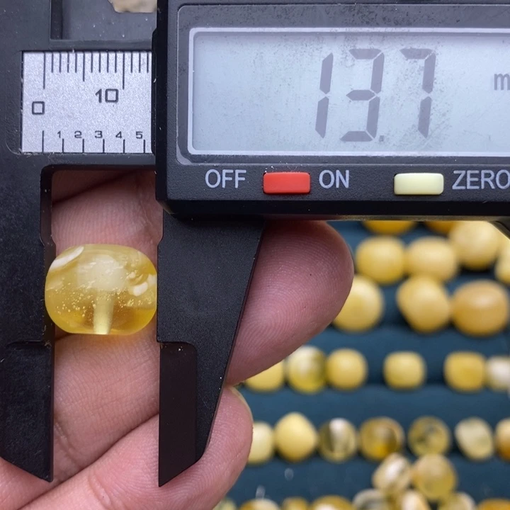 琥珀未镶嵌裸石53号13.7*10.8喇叭口微瑕