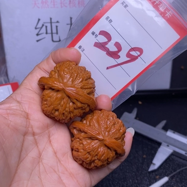 文玩核桃把件229，40白狮子色差