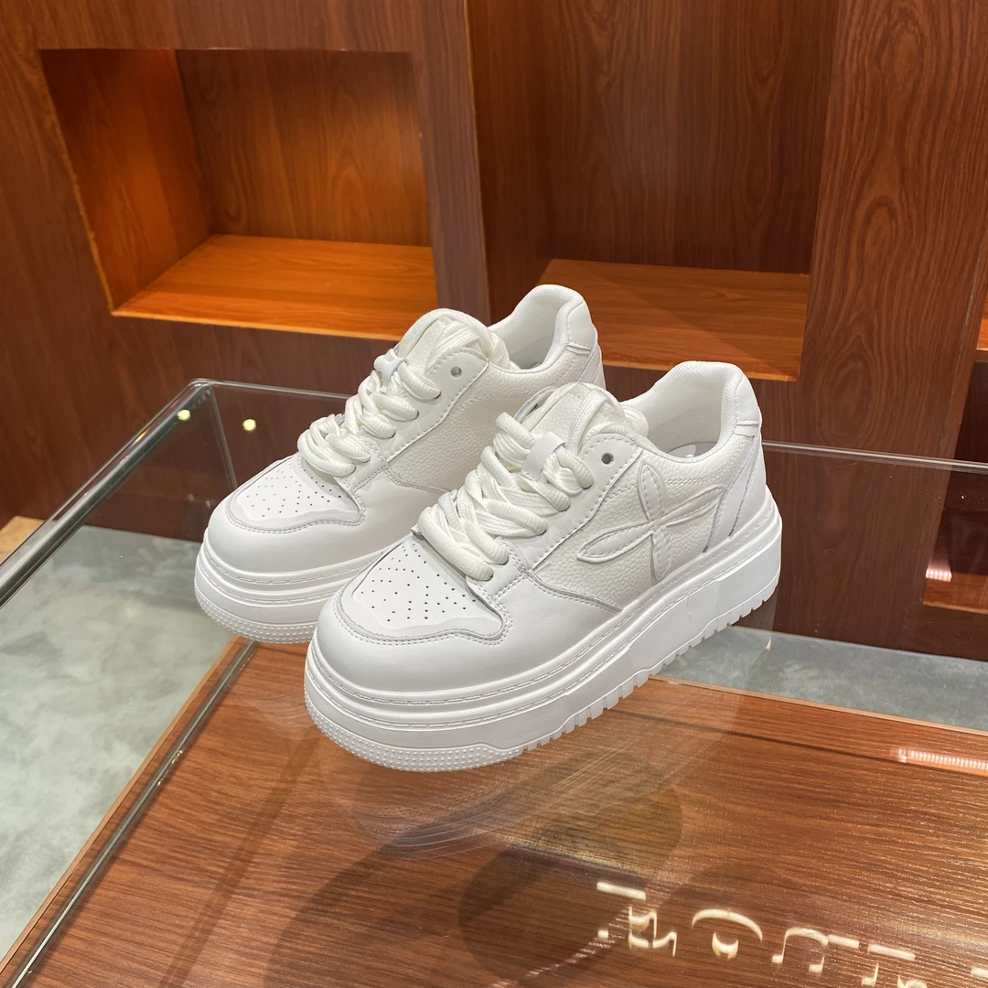 《华品工厂店》2025春季新款简约时尚风超级立体百搭运动休闲小白鞋
