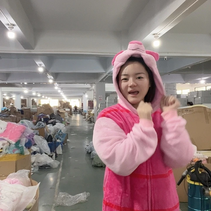 粉色小猪。 拉链睡衣啦啦啦啦