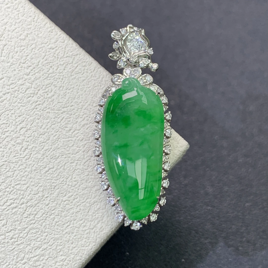 新品推荐·18K金浓阳绿飘花福瓜翡翠玉石缅A吊坠气质时尚豪华