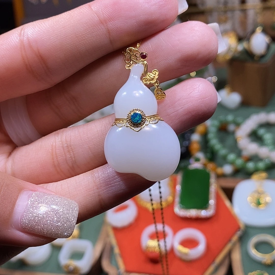 和田玉18K金镶嵌颈饰