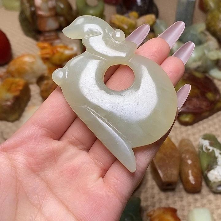蛇纹石玉未镶嵌颈饰