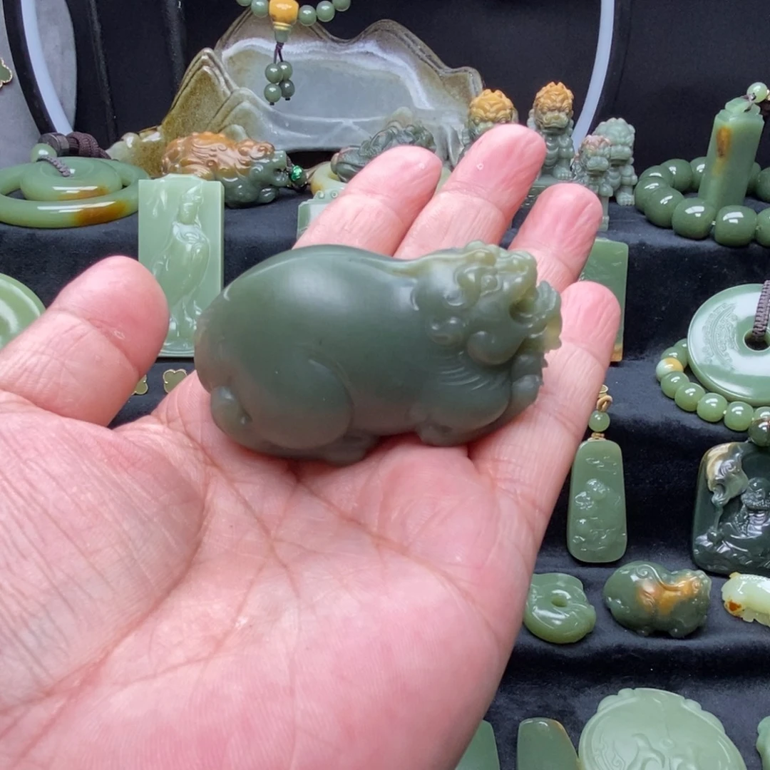 未镶嵌岫岩老玉（透闪石质玉）把件
