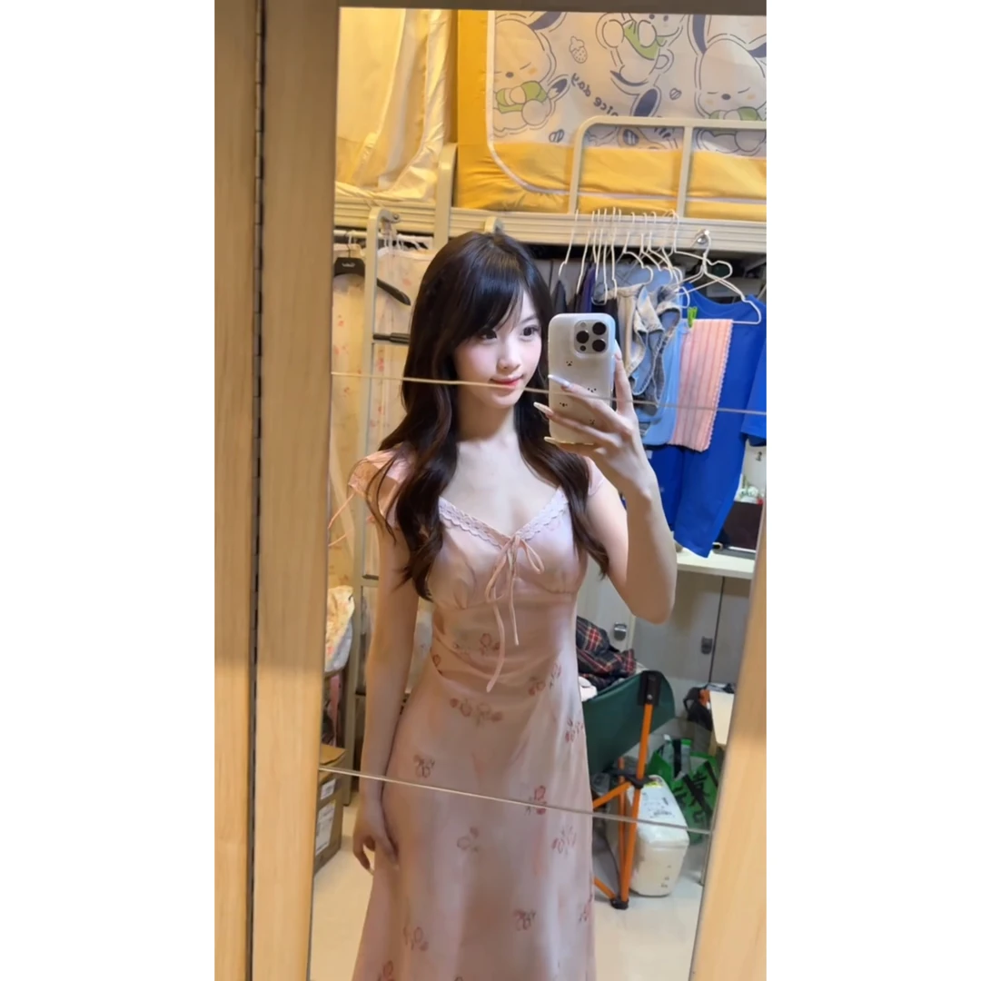 法式V领粉色小飞袖碎花连衣裙仙女夏季新款气质收腰长裙郑在在