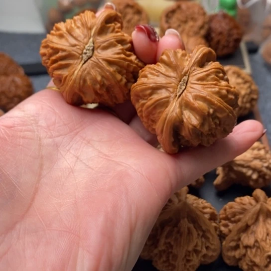 c***️文玩核桃吊坠44白狮子768