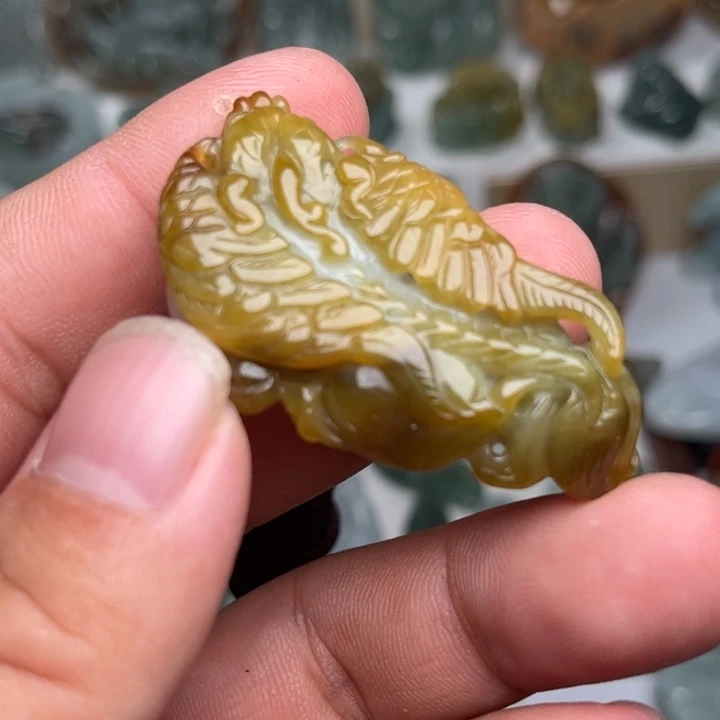 *****颈饰未镶嵌翡翠飞天貔貅