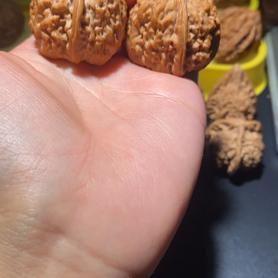 文玩核桃吊坠红玉