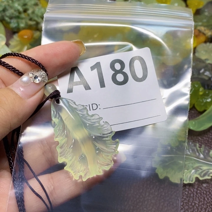 零***型蛇纹石玉未镶嵌颈饰
