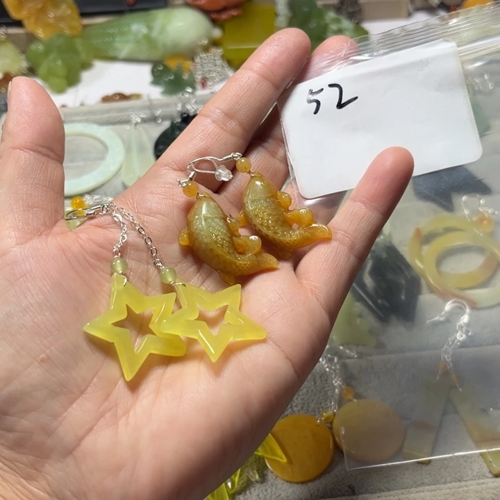 换***生蛇纹石玉合金吊坠